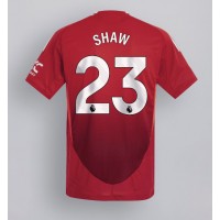 Maglia Calcio Manchester United Luke Shaw #23 Prima Divisa 2024-25 Manica Corta